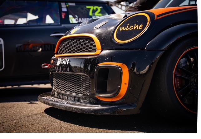 Front grille and splitter detail on number 33